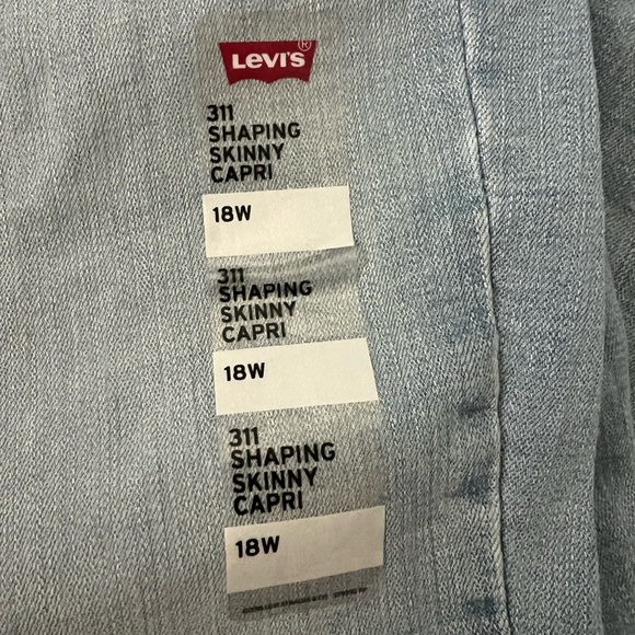 Levi's Plus Size Levi's 311 Shaping Capris-Size 18W - Picture 4 of 9